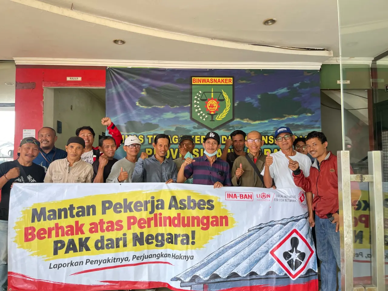 belasan mantan pekerja industri pengolahan asbes