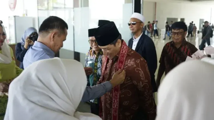 Kepala Bidang Penerangan Agama Islam dan Pemberdayaan Zakat Wakaf (Penaiszawa) Kanwil Kementerian Agama Provinsi Kalimantan Barat, H. Rohadi sambut Wakil Menteri Agama Republik Indonesia, Dr. KH. Romo Raden Muhammad Syafi’I saat tiba di Kota Singkawang, Kalimantan Barat, Kamis, 1 Oktober 2026.