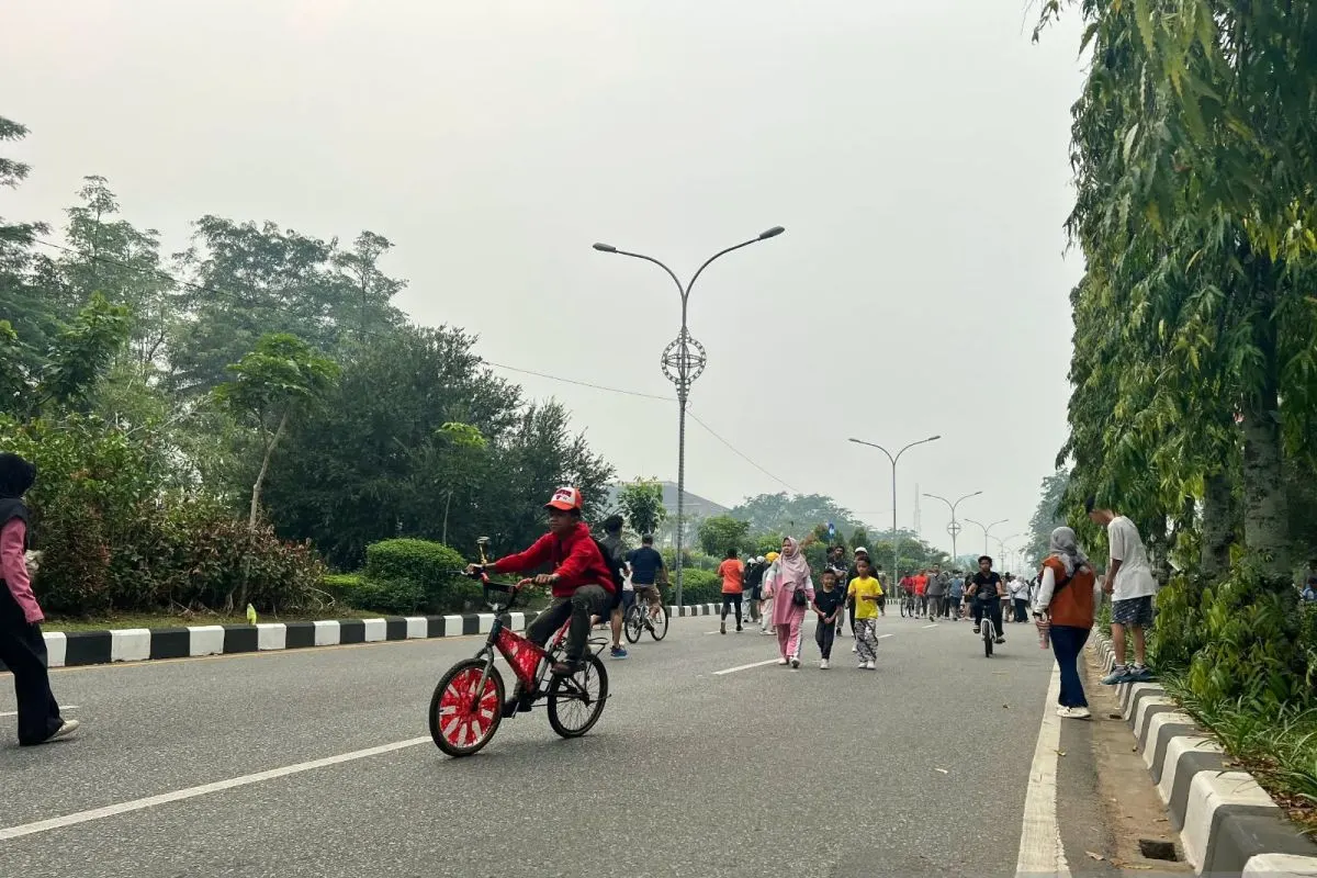 Car Free Day Pontianak kembali dibuka di Jalan A Yani, pada Minggu (4/10/2026) pagi, dan warga pun kembali menikmati kawasan itu dengan berolahraga dan berbelanja makanan serta pernak pernik menarik.