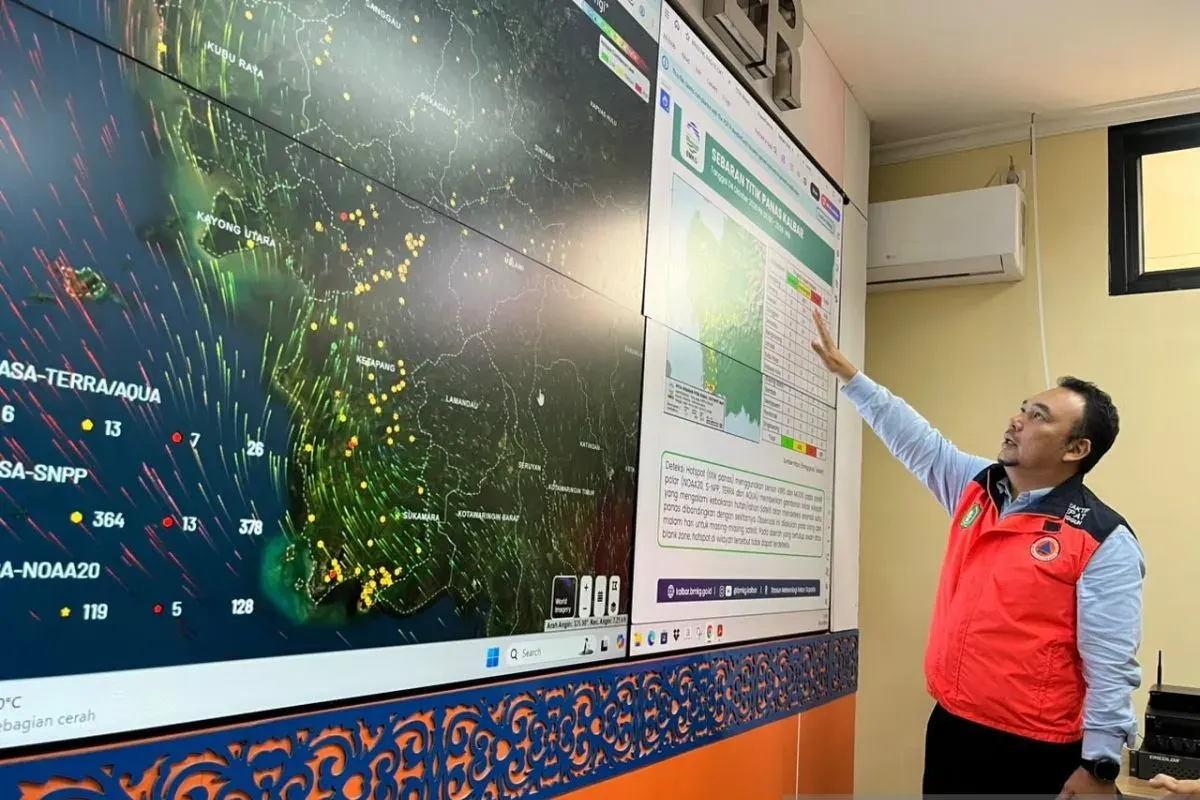 Pelaksana Tugas (Plt) Kepala Pelaksana Badan Penanggulangan Bencana Daerah (BPBD) Kalbar Ridwan, saat memantau titik api atau titik panas (hotspot) karhutla menggunakan aplikasi utama SiPongi+ (Sistem Pemantauan Karhutla) di Pontianak, Selasa (6/10/2026)