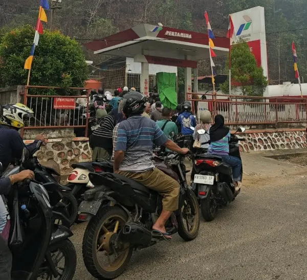 Warga antre BBM di salah satu SPBU di Sukadana.