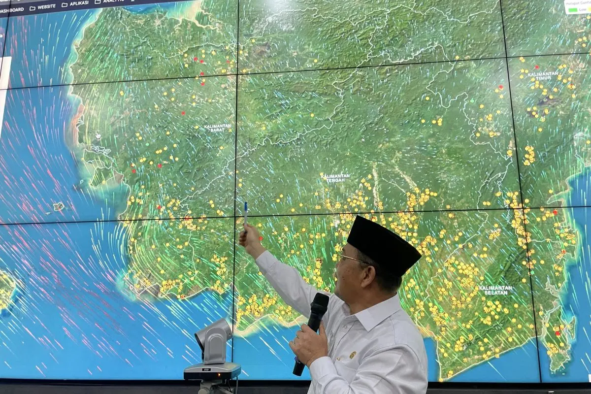 Gubernur Kalbar Ria Norsan memantau jumlah titik api di Kalbar.