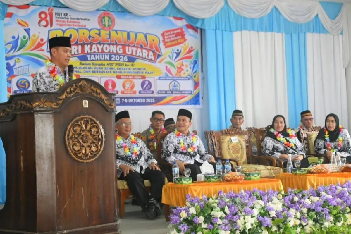 Puncak peringatan HUT ke-81 PGRI yang dirangkaikan dengan pembukaan Pekan Olahraga dan Seni Pelajar (Porsenijar) PGRI Kabupaten Kayong Utara 2026 di Gedung Graha Kecamatan Simpang Hilir, Kamis (8/10/2026).