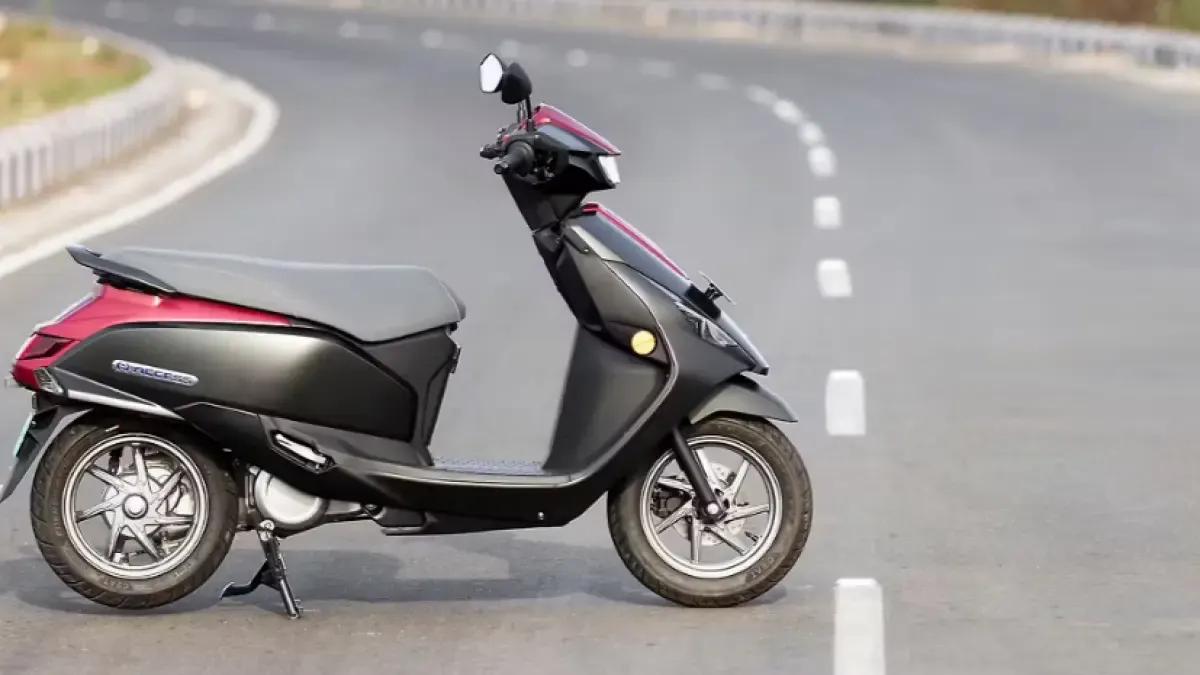 Suzuki e-Access merupakan skuter listrik dengan baterai LFP 3,072 kWh dan jarak tempuh klaim 95 kilometer.