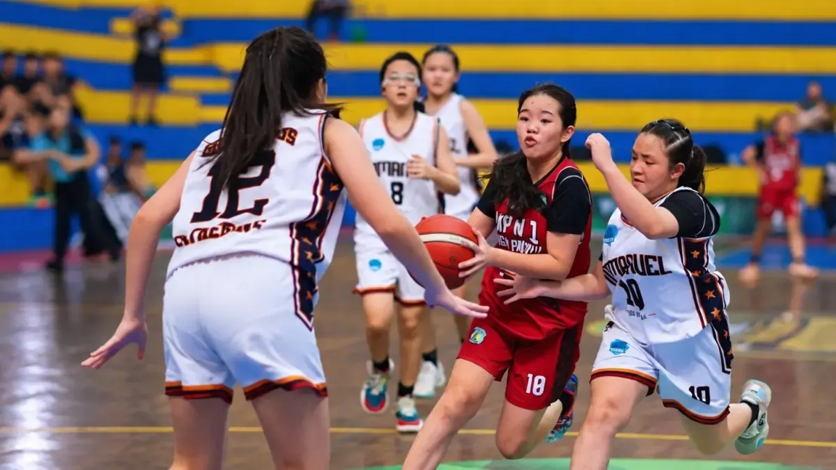 Pertandingan antara SMP Kristen Immanuel berhadapan dengan SMP Negeri 1 Sungai Pinyuh dalam perebutan juara ketiga kategori SMP Putri