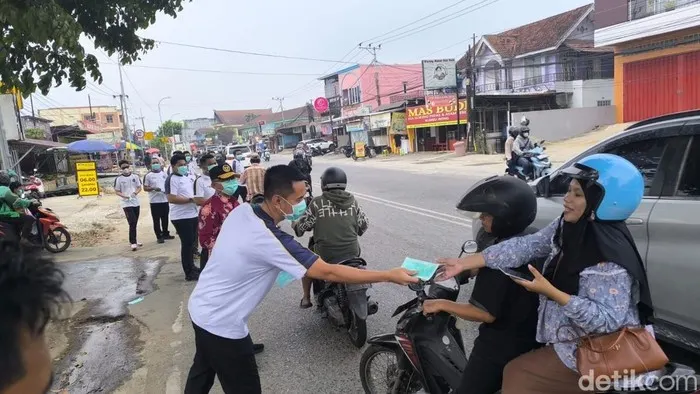 Pembagian makan siang dan masker gratis