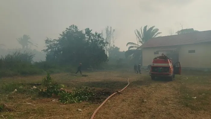 Kebakaran hutan dan lahan merembet ke kantor Pemkab Seruyan.