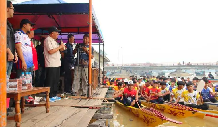 Wabup Juli Suryadi Burdadi, saat melepas peserta Lomba Sampan Bidar se-Kalbar di dermaga Sekolah Al-Fatanah, Kuala Secapah, Kecamatan Mempawah Hilir.