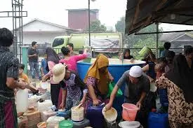 warga mengantre untuk mengambil air bersih.