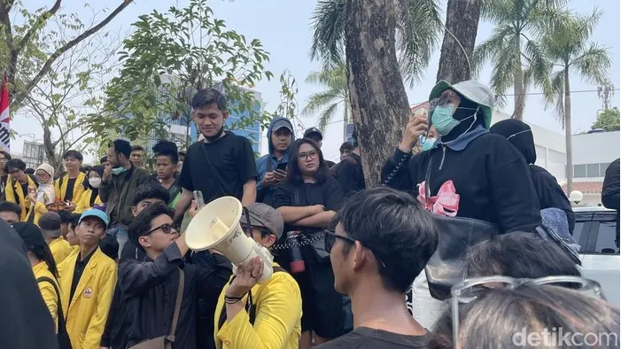 Aksi unjuk rasa di depan DPRD Kalsel