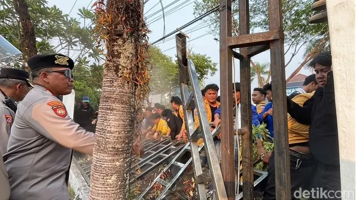 Aksi demonstrasi mahasiswa di gedung DPRD Kalsel
