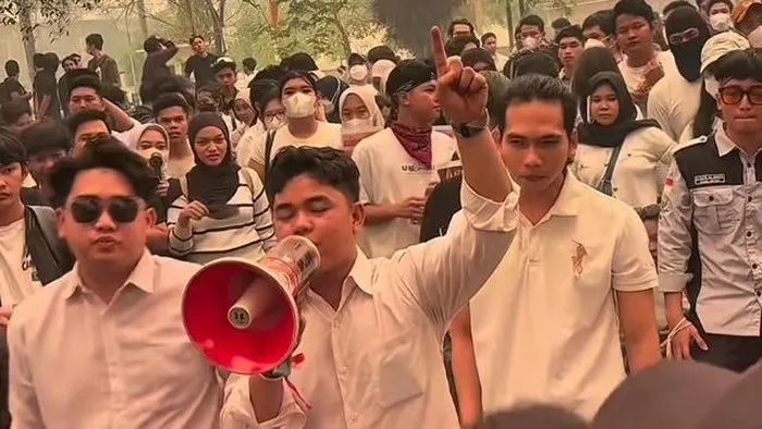 Warnai Kantor Gubernur Kalteng, Dua Aksi Massa Suarakan Tuntutan Karhutla yang Bertolak Belakang