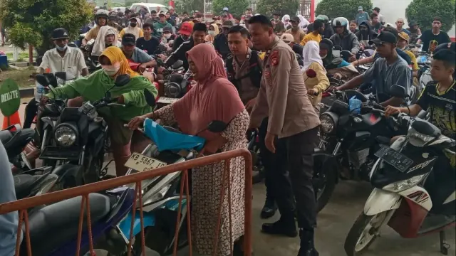 Antrean BBM di Simpang Hilir Kayong Utara, Stok Pertalite 5.000 Liter