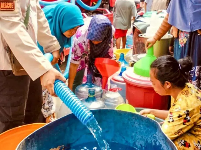 Dampak Pasokan PDAM Macet: Warga Selumit Pantai Tarakan Serbu Distribusi Air Bersih Gratis